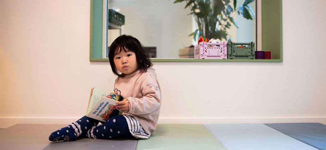 Lille pige læser bog