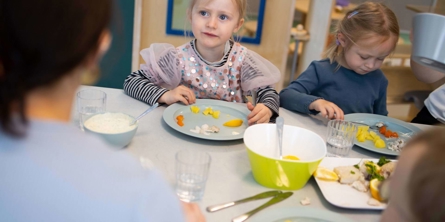 To små piger spiser frokost