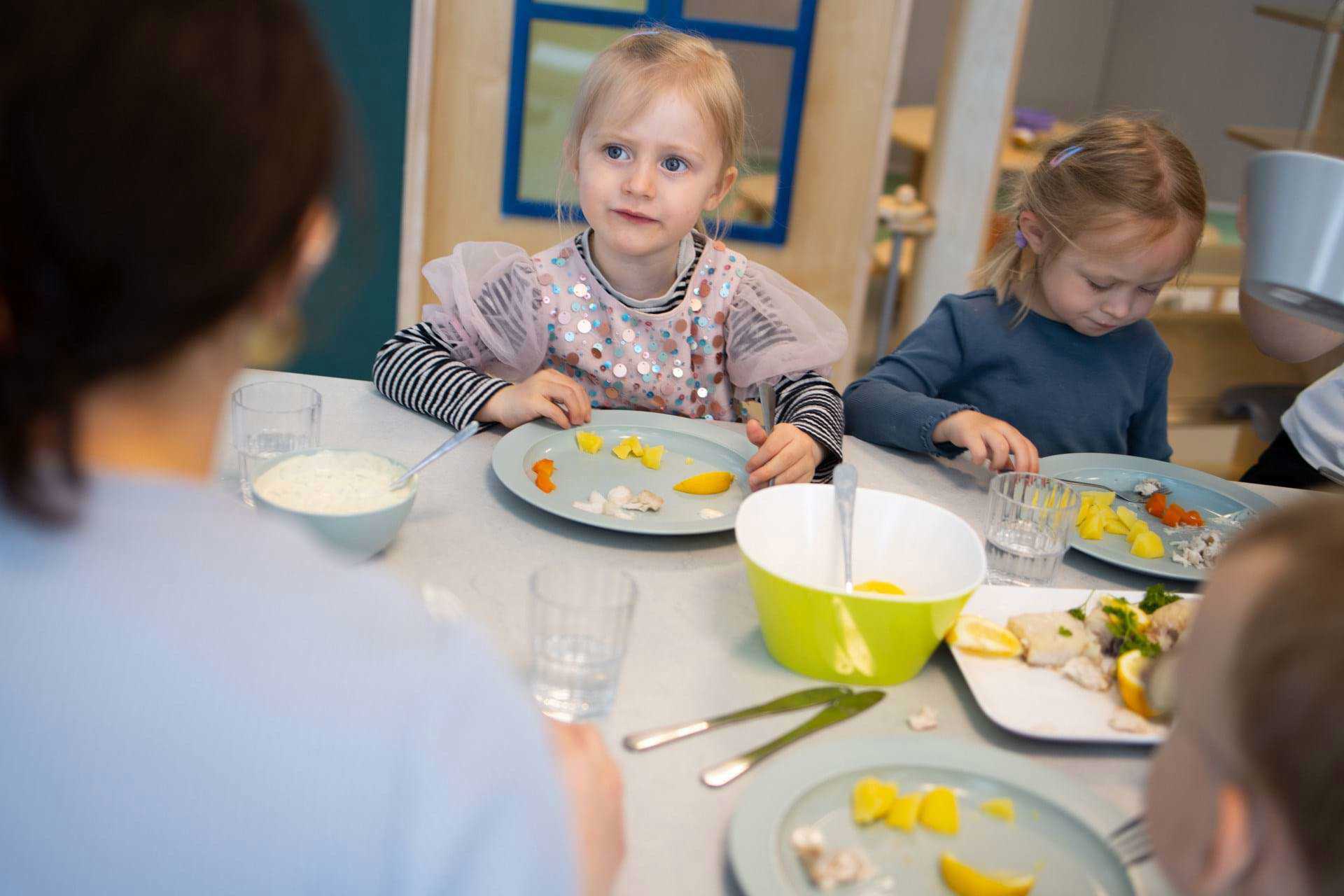 To små piger spiser frokost